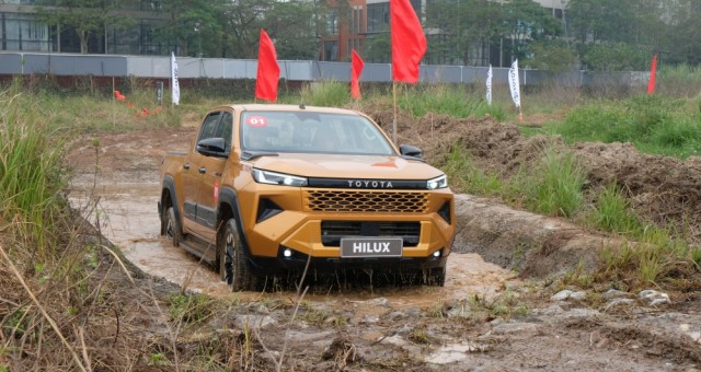 Với khoảng 900 triệu đồng trong tay, người dùng Việt nên chọn Toyota Hilux hay Mitsubishi Triton?